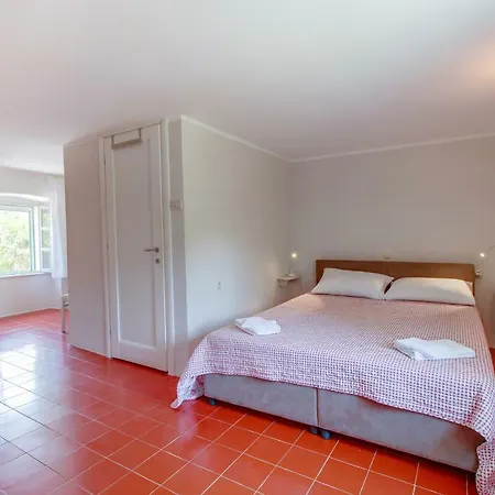 15th Century House In اوسور