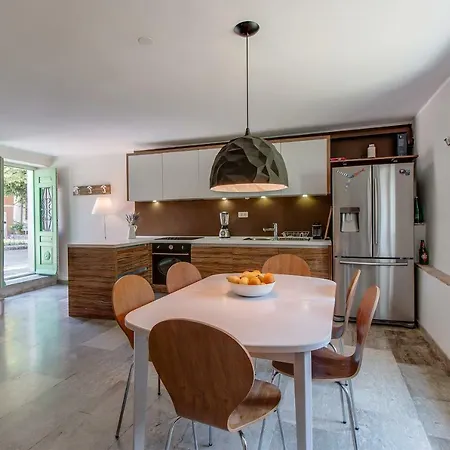 15th Century House In اوسور