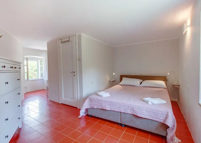 15th Century House In اوسور