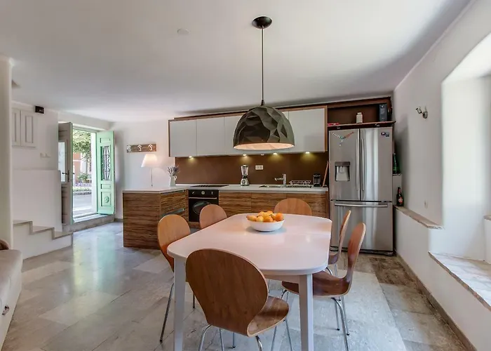 15th Century House In اوسور